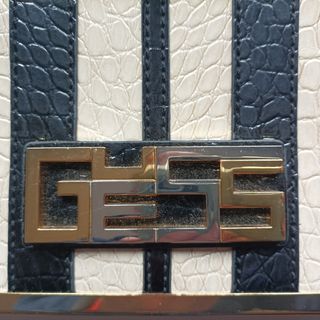 Bolso de la marca Guees.