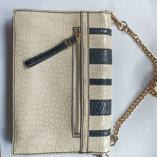 Bolso de la marca Guees.