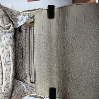 Bolso de la marca Guees.