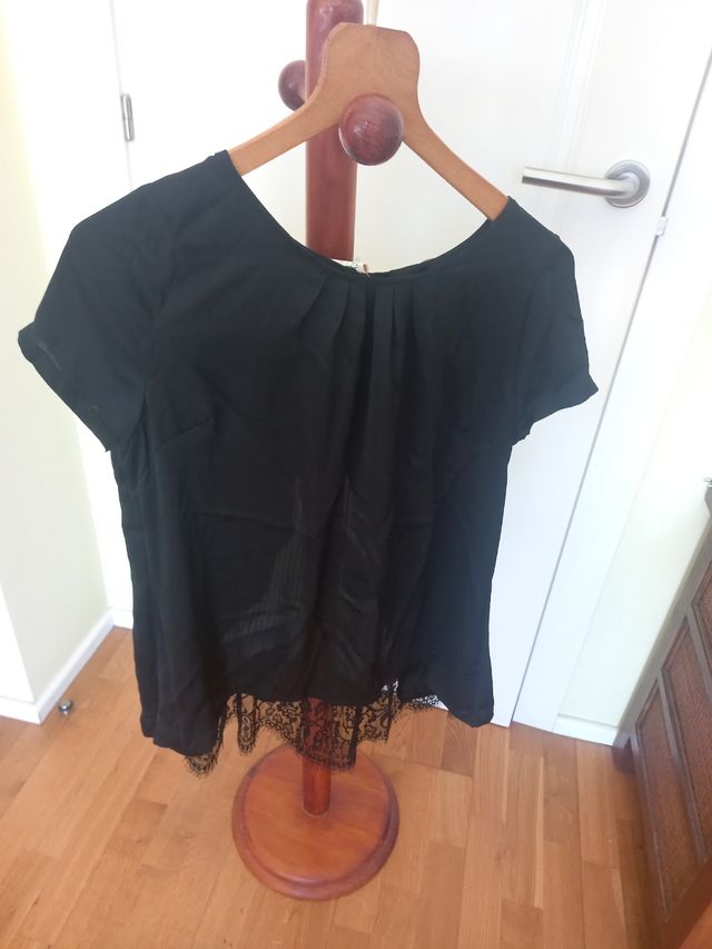 Blusa negra con etiqueta corte ingles T M