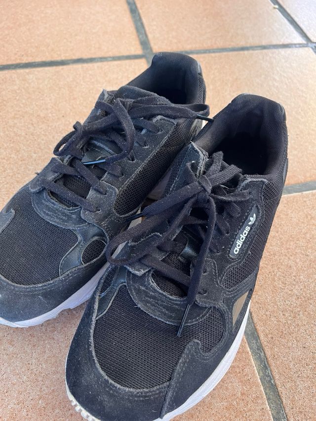 Deportivos adidas negros