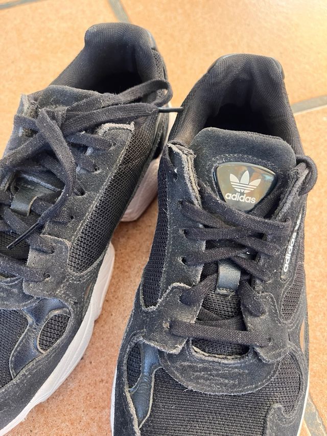 Deportivos adidas negros