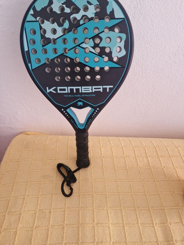 Pala de padel Kombat con funda