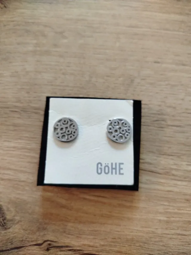 Pendientes de acero sin estrenar.