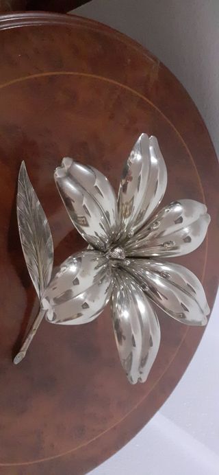 Flor bronce plateado. Figura escultura antigua.