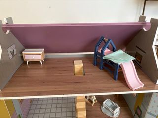 Casa de muñecas con accesorios