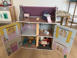 Casa de muñecas con accesorios