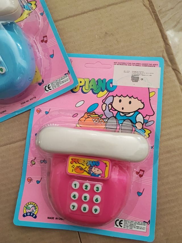 Caja con 24 telefónos musicales