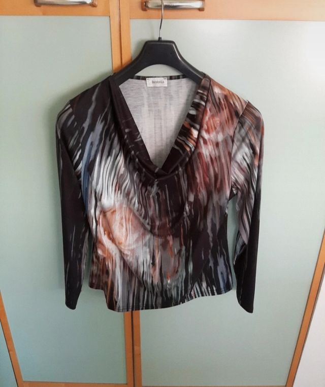 Blusa con ampia scollatura