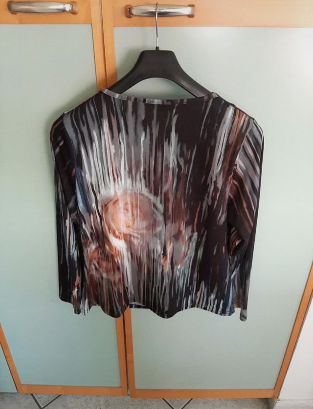 Blusa con ampia scollatura