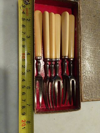 Caja con seis tenedores pinchos