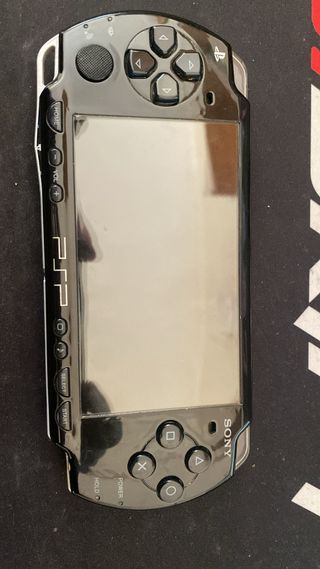PSP 2004 Slim negra + cargador original