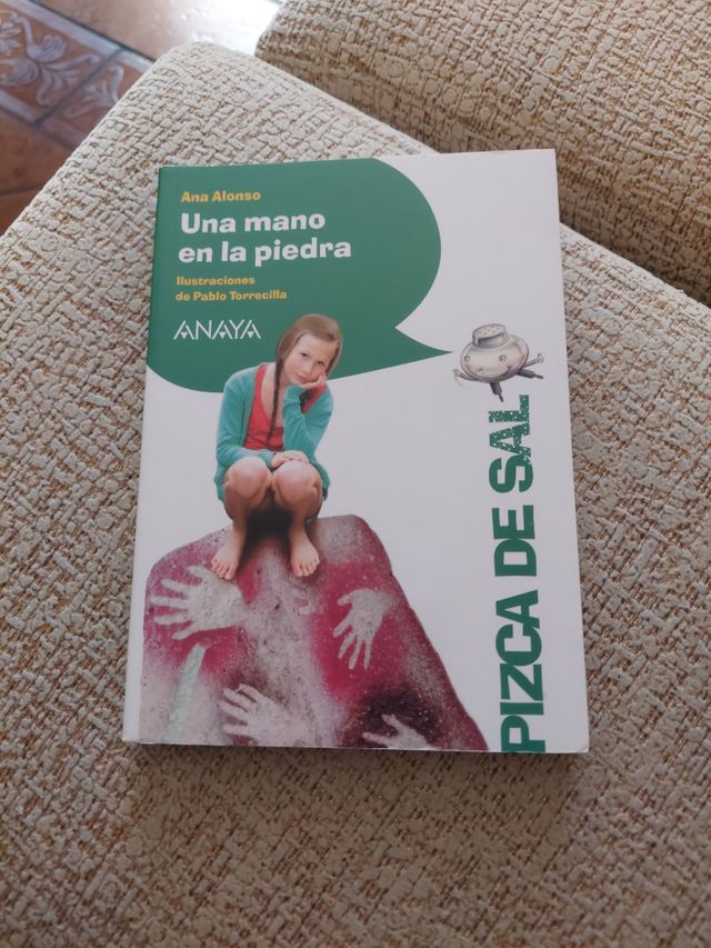 Una mano en la piedra