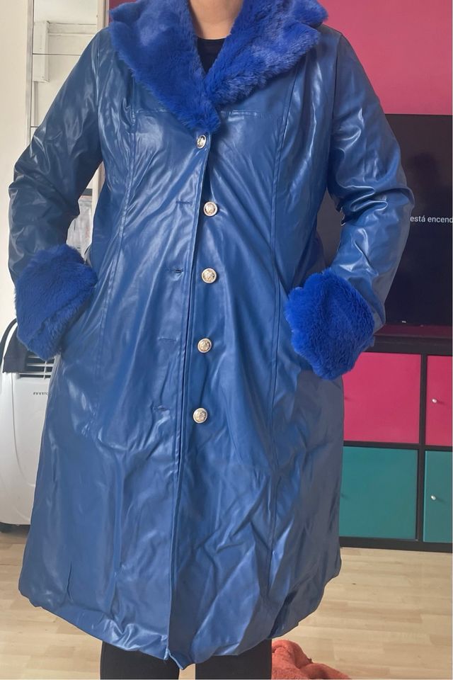 Abrigo polipiel y pelo azul