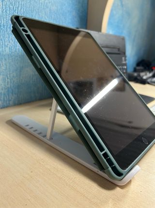Tablet Apple iPad 9th Gen 64GB con teclados.
