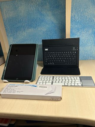 Tablet Apple iPad 9th Gen 64GB con teclados.