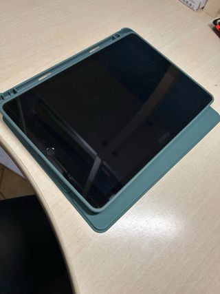 Tablet Apple iPad 9th Gen 64GB con teclados.