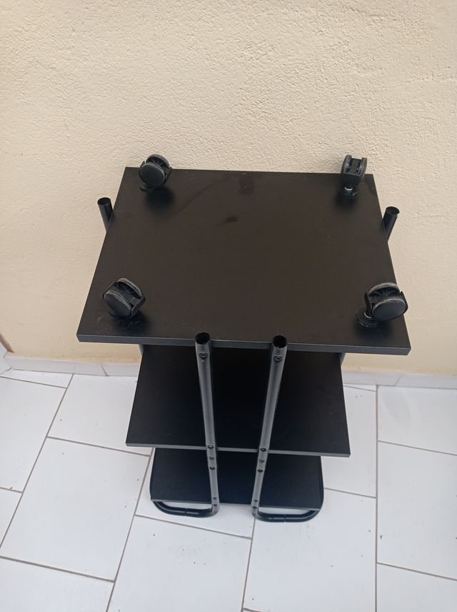 APARADOR CON RUEDAS PARA TV O MICROONDAS