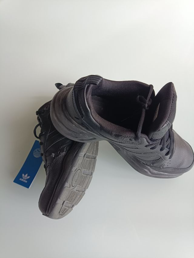 Adidas Strutter negras