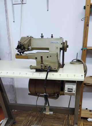 Máquina industrial de coser bajos.