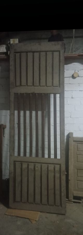 Puerta grande  de madera 