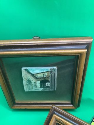Dipinti su ceramica con cornice in legno e vetro