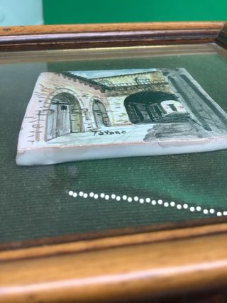 Dipinti su ceramica con cornice in legno e vetro