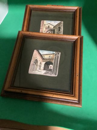 Dipinti su ceramica con cornice in legno e vetro