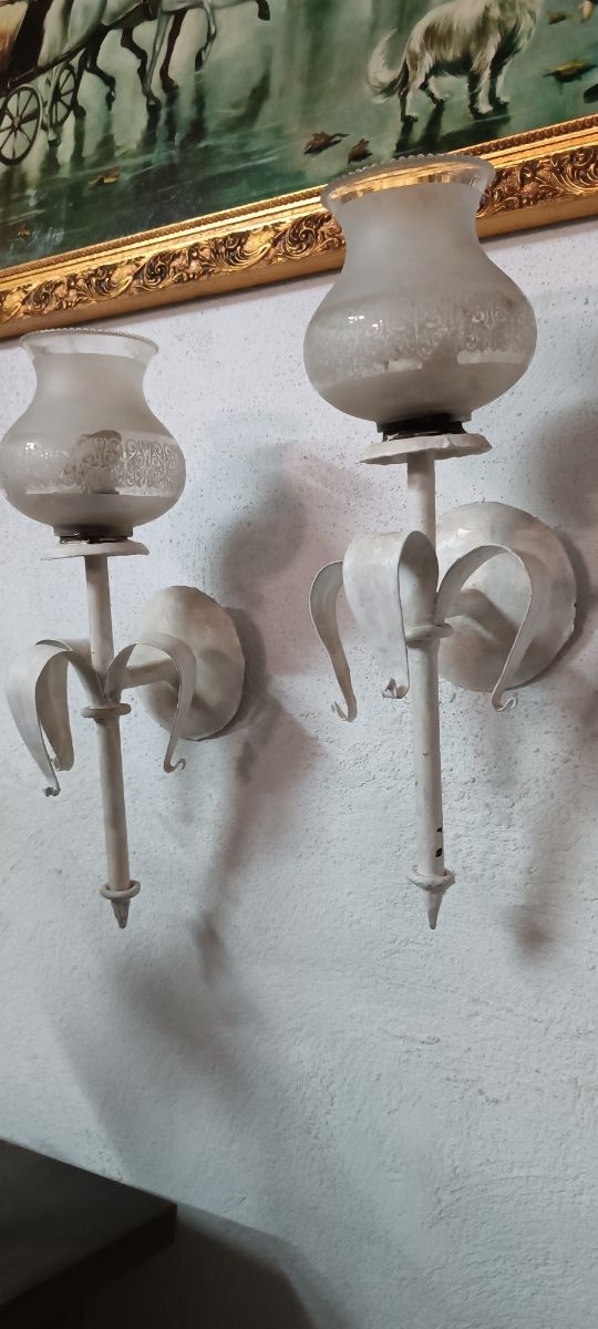Candelabros de pared.