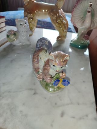 Collezione di gatti in ceramica