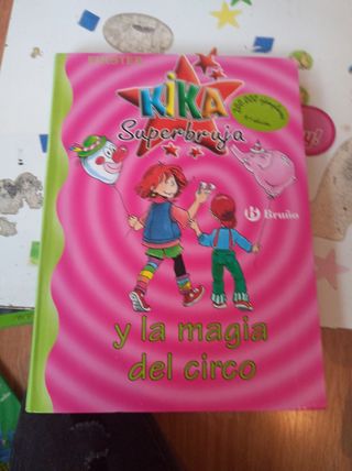 Kika Superbruja y la magia del circo (Kika Superbruja / Kika Superwitch) (Spanish Edition)
