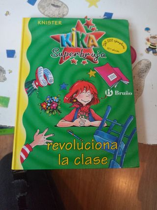 Kika Superbruja revoluciona la clase (Kika Superbruja / Kika Superwitch) (Spanish Edition)
