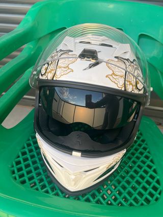 casco y guantes moto