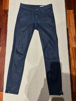 Pantalón efecto cuero azul Zara