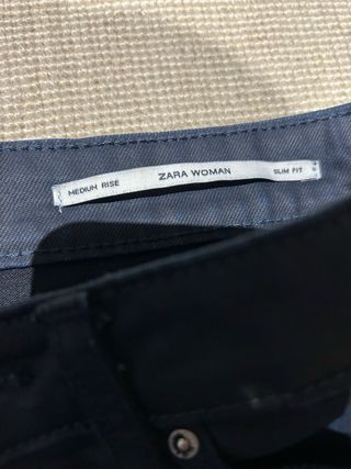 Pantalón efecto cuero azul Zara