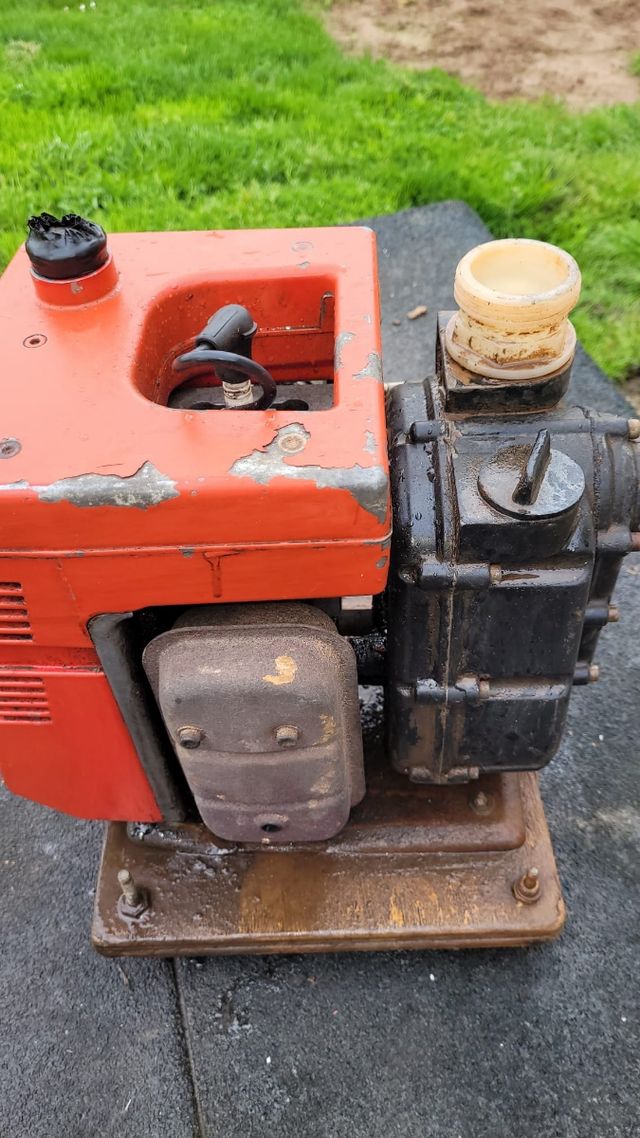 Motobomba 2 tiempos funciona pero a acelerar ahoga