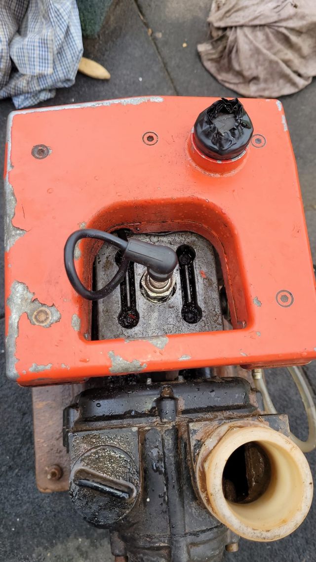 Motobomba 2 tiempos funciona pero a acelerar ahoga