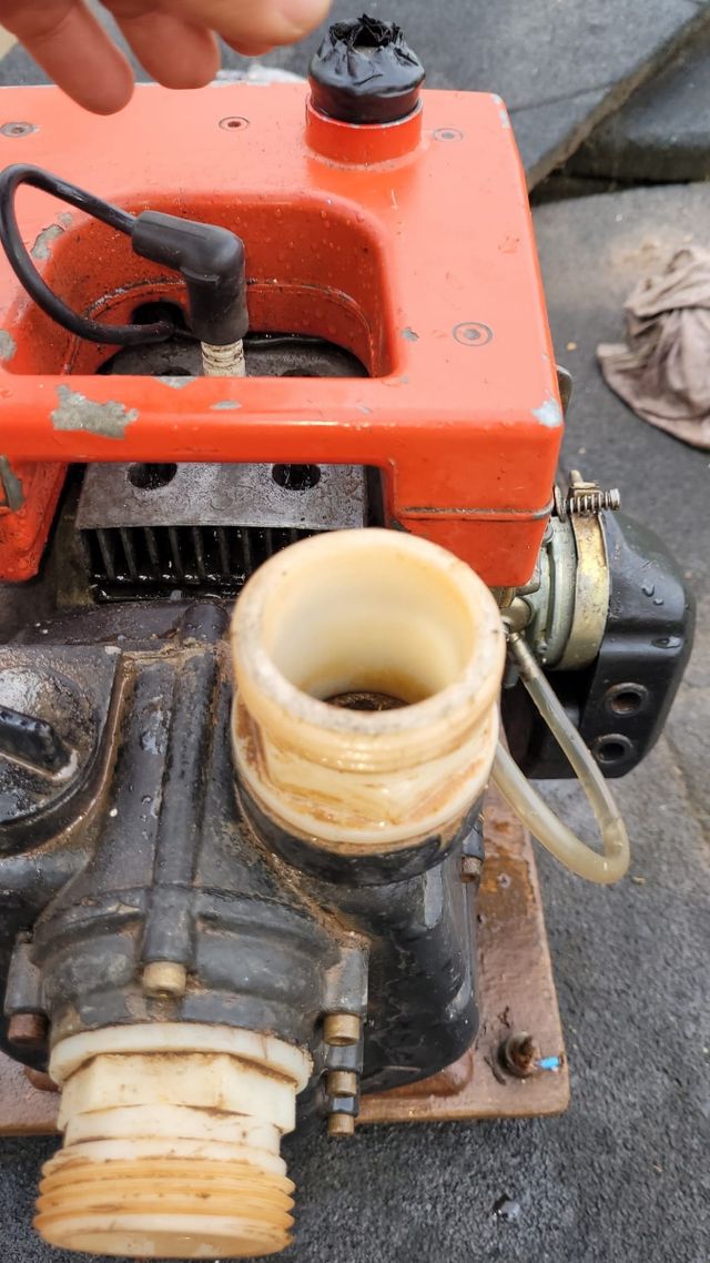 Motobomba 2 tiempos funciona pero a acelerar ahoga