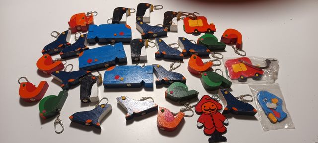 32 Llaveros vintage de madera. años 80.