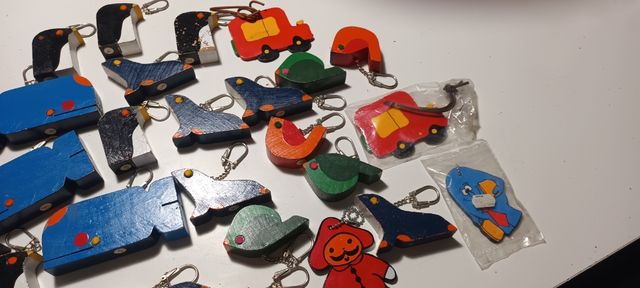 32 Llaveros vintage de madera. años 80.