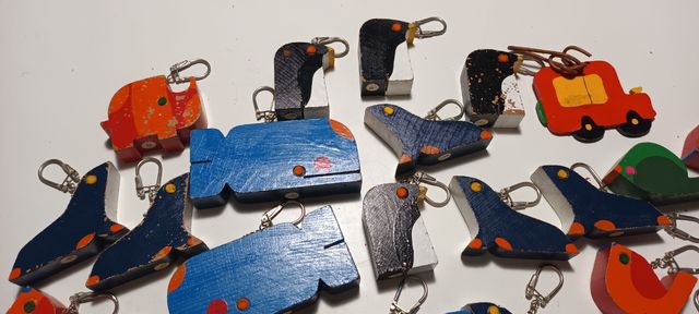 32 Llaveros vintage de madera. años 80.