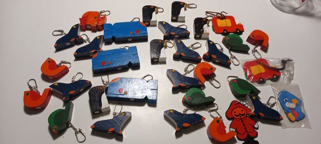 32 Llaveros vintage de madera. años 80.