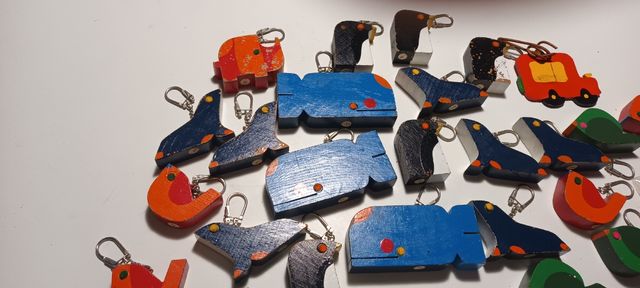 32 Llaveros vintage de madera. años 80.