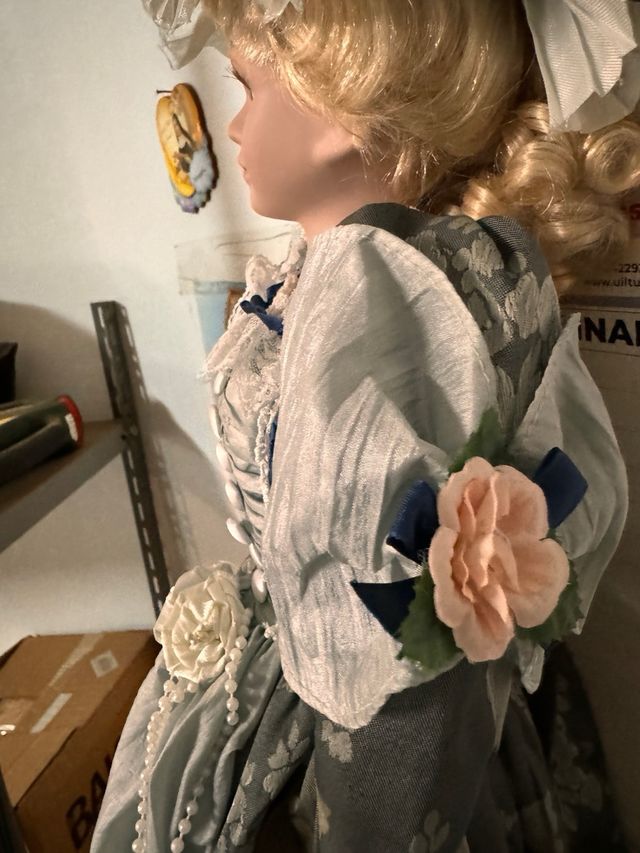 Bambola vintage in porcellana abito elegante