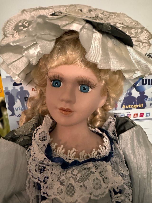 Bambola vintage in porcellana abito elegante