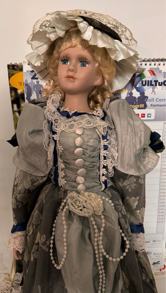 Bambola vintage in porcellana abito elegante