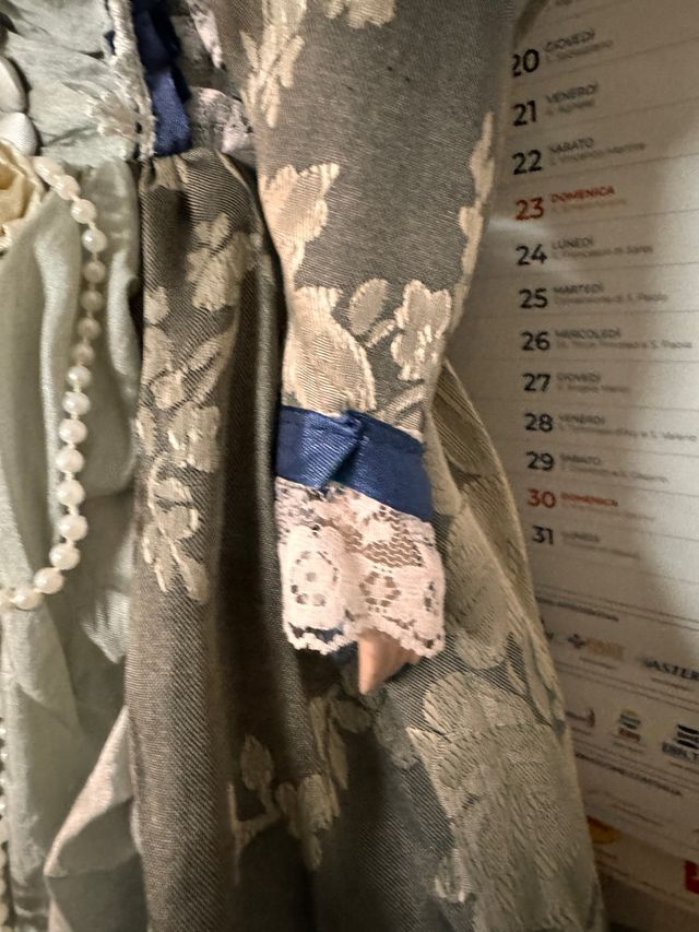 Bambola vintage in porcellana abito elegante