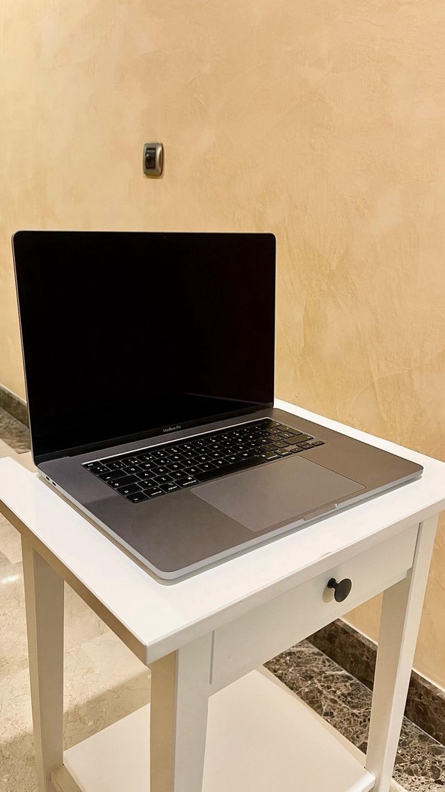 MACBOOK PRO 16”  i7