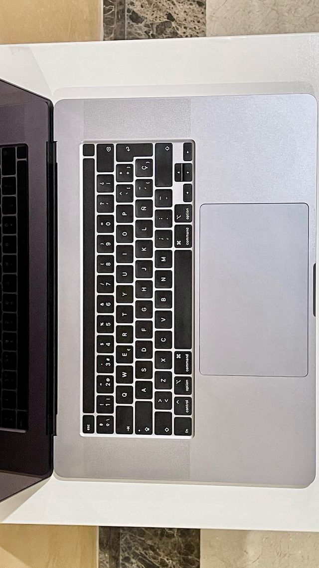 MACBOOK PRO 16”  i7