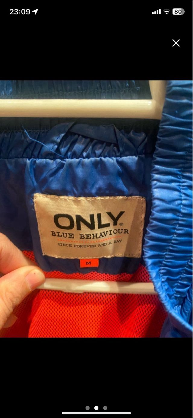 Chaqueta deportiva azul eléctrico cremallera